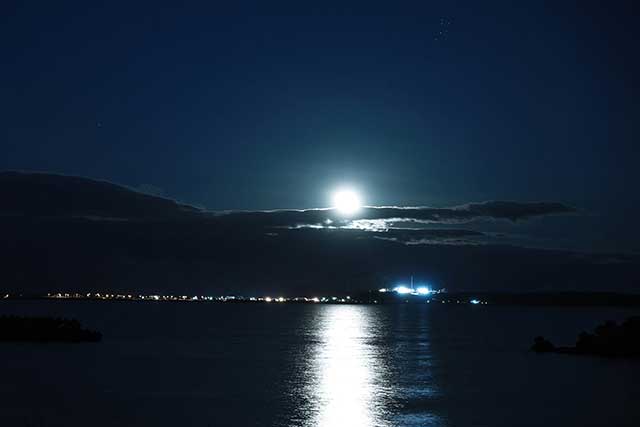 琵琶瀬湾を月が照らす＝2021年11月20日、岩倉しおり撮影