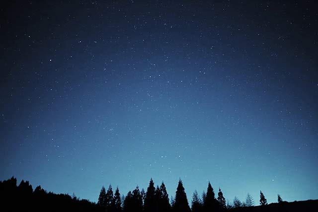 都会では滅多に見られない星空が広がる福岡県八女市星野村＝2020年3月19日、岩倉しおり撮影