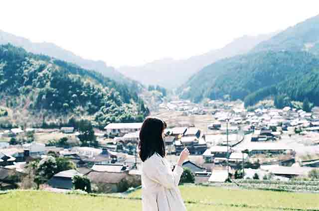 新緑の季節、青々とした山に抱かれて＝2020年3月20日、岩倉しおり撮影