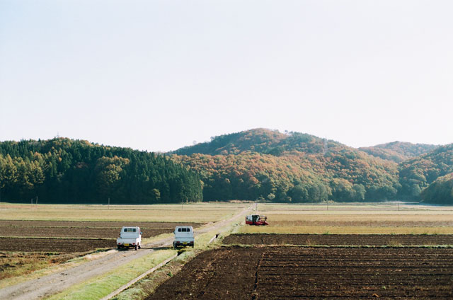 稲刈りが終わり、秋深まる里山＝2019年11月9日、福島県会津若松市湊町、岩倉しおり撮影