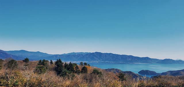 背炙山（せあぶりやま）から望む猪苗代湖＝2019年11月9日、福島県会津若松市、岩倉しおり撮影