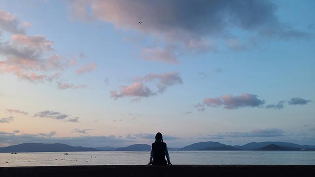 朝６時、空が少しずつ明るくなる頃、漁船もぽつぽつと出港していく＝2021年3月14日、岩倉しおり撮影