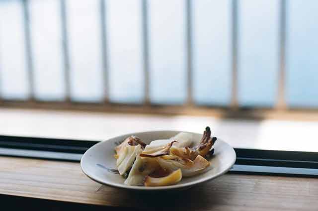 亀井さんのおばあちゃんが作ったアオリイカの天日干し。毎年作り、知人にお裾分けするそう＝2021年3月14日、岩倉しおり撮影