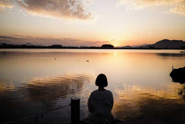 夕方の西の湖。2008年に琵琶湖のラムサール条約湿地登録エリアに追加されている＝2020年12月11日、岩倉しおり撮影