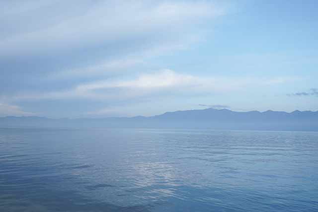 西の湖から車で20分ほどで見えてくる琵琶湖＝2020年12月11日、岩倉しおり撮影