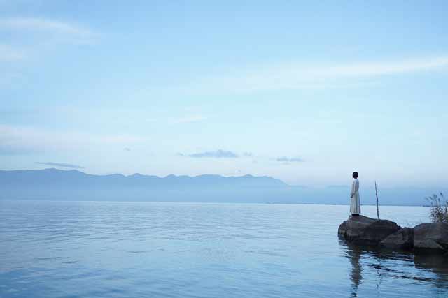 琵琶湖の湖岸へ。朝の澄んだ空気が広がっていた＝2020年12月11日、岩倉しおり撮影