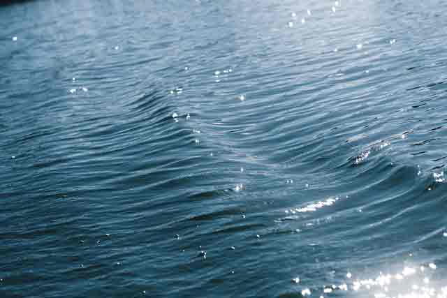綺麗な青色が印象的な琵琶湖の湖面＝2020年12月11日、岩倉しおり撮影