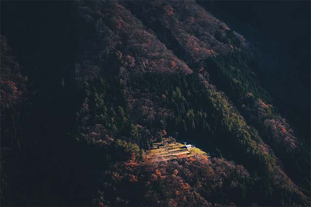 下栗の里から眺める林業の跡地＝2019年12月5日、保井崇志撮影