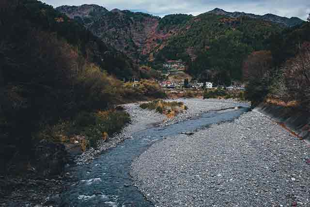 山々の間を切り開くように流れる「遠山川」＝2019年12月6日、保井崇志撮影